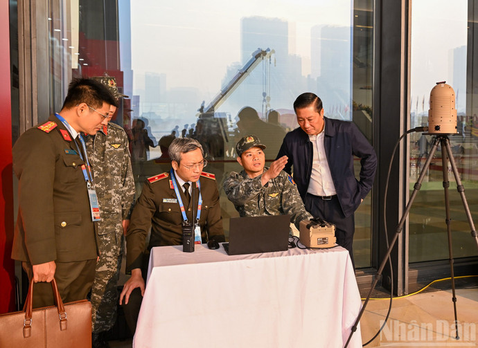 Lãnh đạo Bộ Công an và các đơn vị trao đổi các phương án bảo đảm an ninh, an toàn cho Đại hội. (Ảnh: DUY LINH)