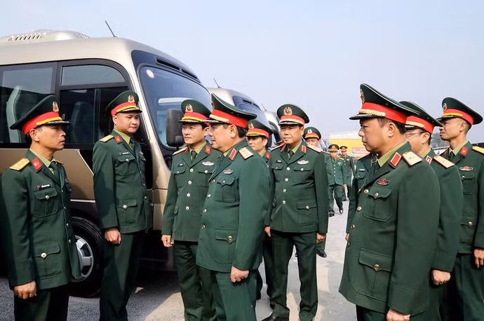 Thượng tướng Lê Huy Vịnh động viên các đồng chí lái xe thực hiện nhiệm vụ đưa, đón đại biểu.