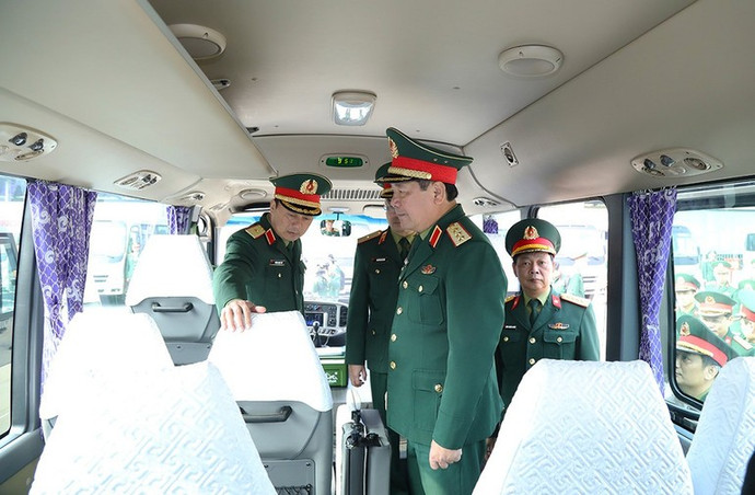 Thượng tướng Lê Huy Vịnh kiểm tra chất lượng xe ô-tô đưa, đón đại biểu.