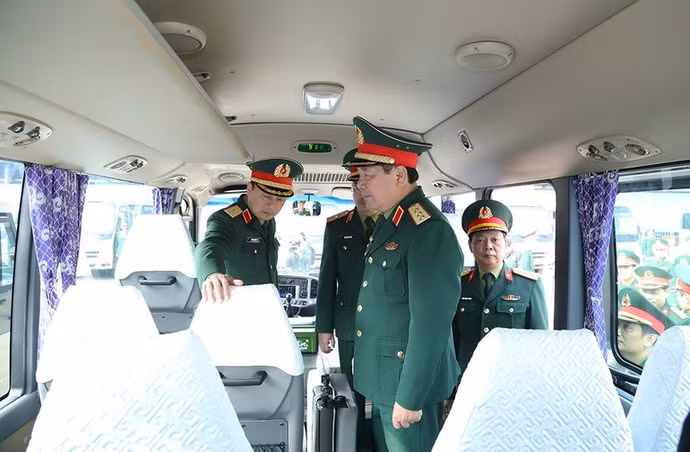 Thượng tướng Lê Huy Vịnh kiểm tra chất lượng xe ô-tô đưa, đón đại biểu.