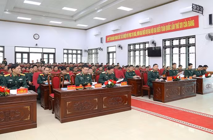 Các đại biểu dự buổi kiểm tra.