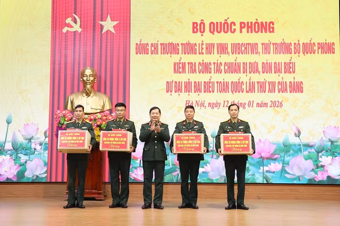 Thượng tướng Lê Huy Vịnh tặng quà các cơ quan, đơn vị thực hiện nhiệm vụ đưa, đón đại biểu.