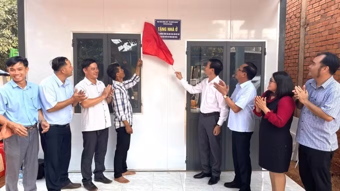 Nhân dân xã Bù Đăng đón nhà mới từ Chương trình xóa nhà tạm, nhà dột nát