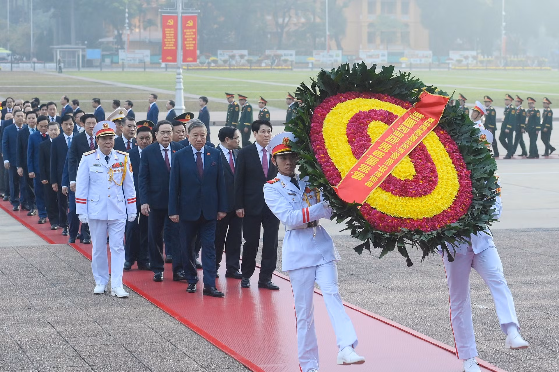 Đoàn đại biểu dự Đại hội đại biểu toàn quốc lần thứ XIV của Đảng viếng Chủ tịch Hồ Chí Minh. (Ảnh: THỦY NGUYÊN)
