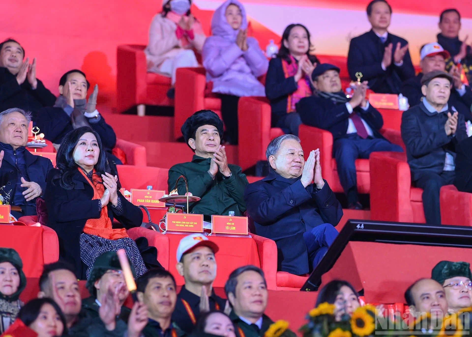 Tổng Bí thư Tô Lâm, các đồng chí lãnh đạo, nguyên lãnh đạo Đảng, Nhà nước và các đại biểu dự chương trình nghệ thuật đặc biệt "Dưới lá cờ vẻ vang của Đảng”.