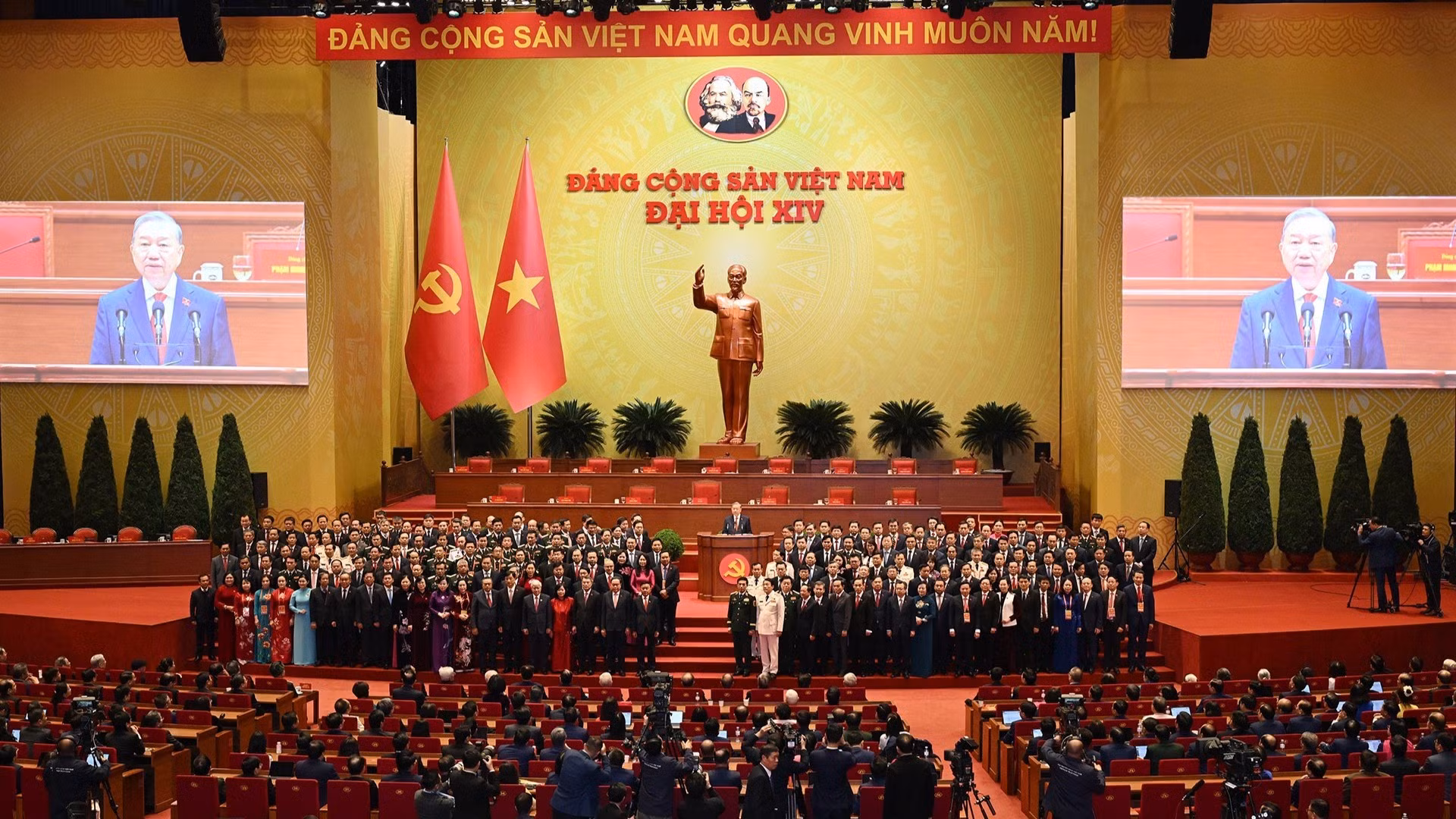 Ban Chấp hành Trung ương khóa XIV ra mắt Đại hội.