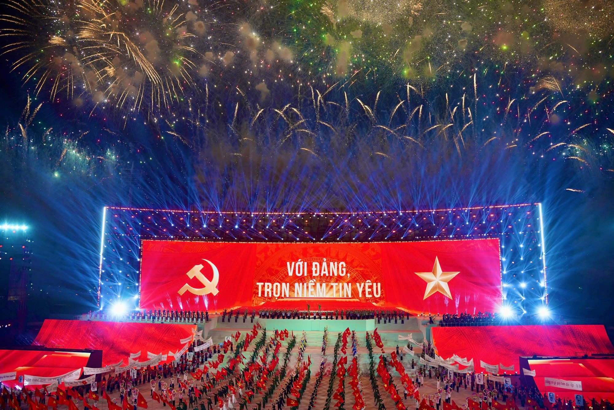 Tổng Bí thư Tô Lâm, các đồng chí lãnh đạo, nguyên lãnh đạo Đảng, Nhà nước và các đại biểu dự chương trình nghệ thuật đặc biệt "Dưới lá cờ vẻ vang của Đảng”. Ảnh: TTXVN