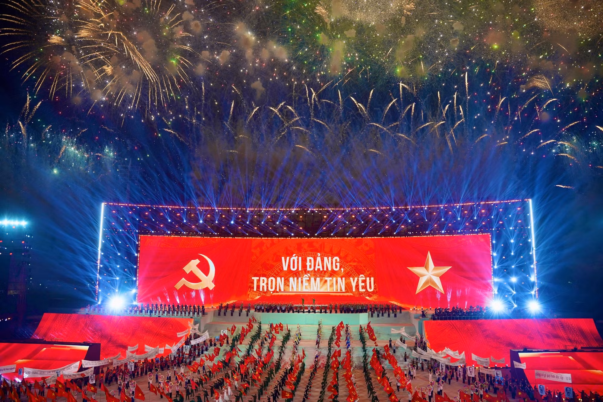 Tổng Bí thư Tô Lâm, các đồng chí lãnh đạo, nguyên lãnh đạo Đảng, Nhà nước và các đại biểu dự chương trình nghệ thuật đặc biệt "Dưới lá cờ vẻ vang của Đảng”. Ảnh: TTXVN