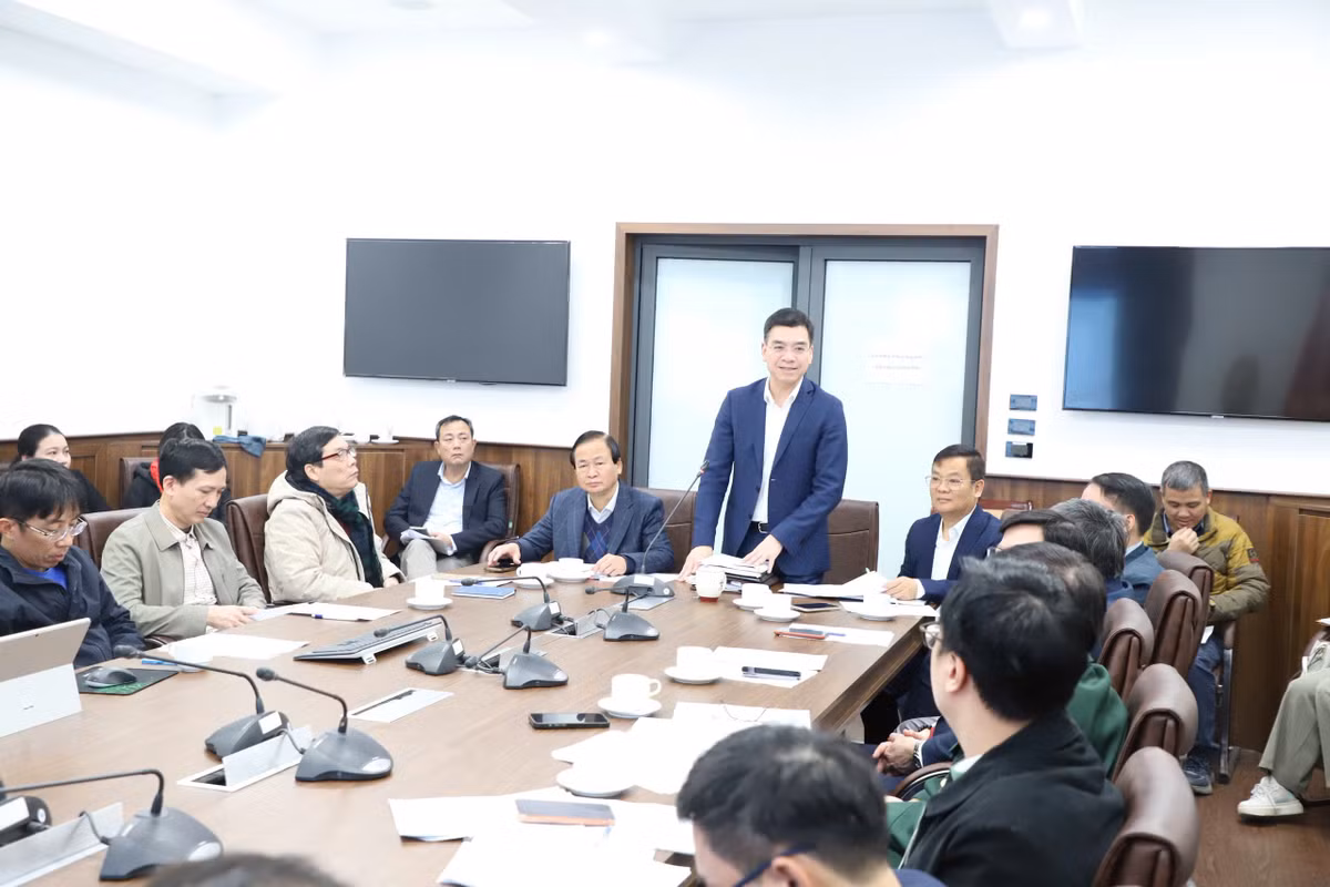 Tiến sĩ Hà Anh Đức, Cục trưởng Cục Quản lý Khám, chữa bệnh, Phó Chủ tịch Hội đồng Y khoa Quốc gia, Chủ tịch Hội đồng và Giáo sư phát biểu tại cuộc họp.