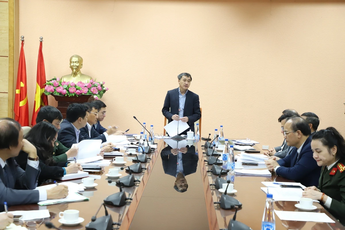 Giáo sư, Tiến sĩ Trần Văn Thuấn, Thứ trưởng Y tế, Chủ tịch Hội đồng Y khoa, Trưởng Tiểu ban Y tế phục vụ Đại hội đại biểu toàn quốc lần thứ XIV của Đảng đã chủ trì buổi họp.