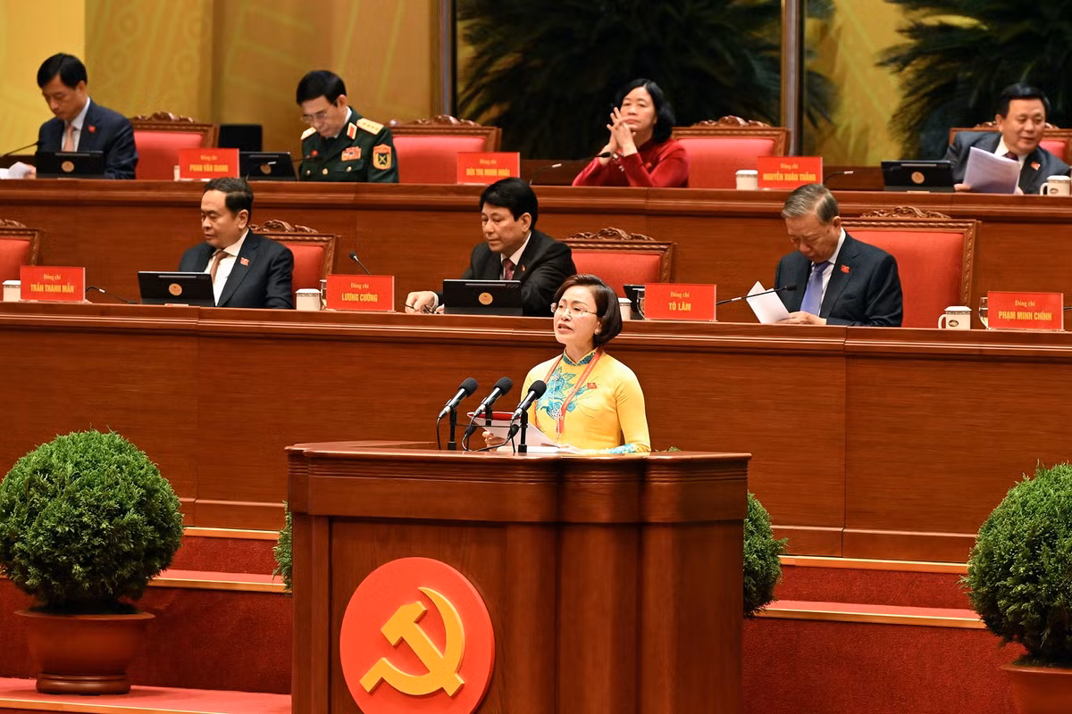 Đồng chí Trần Thị Thanh Thủy, Ủy viên Ban Thường vụ Tỉnh ủy, Bí thư Đảng ủy, Chủ tịch Hội đồng nhân dân phường Mỹ Hào, tỉnh Hưng Yên trình bày tham luận.