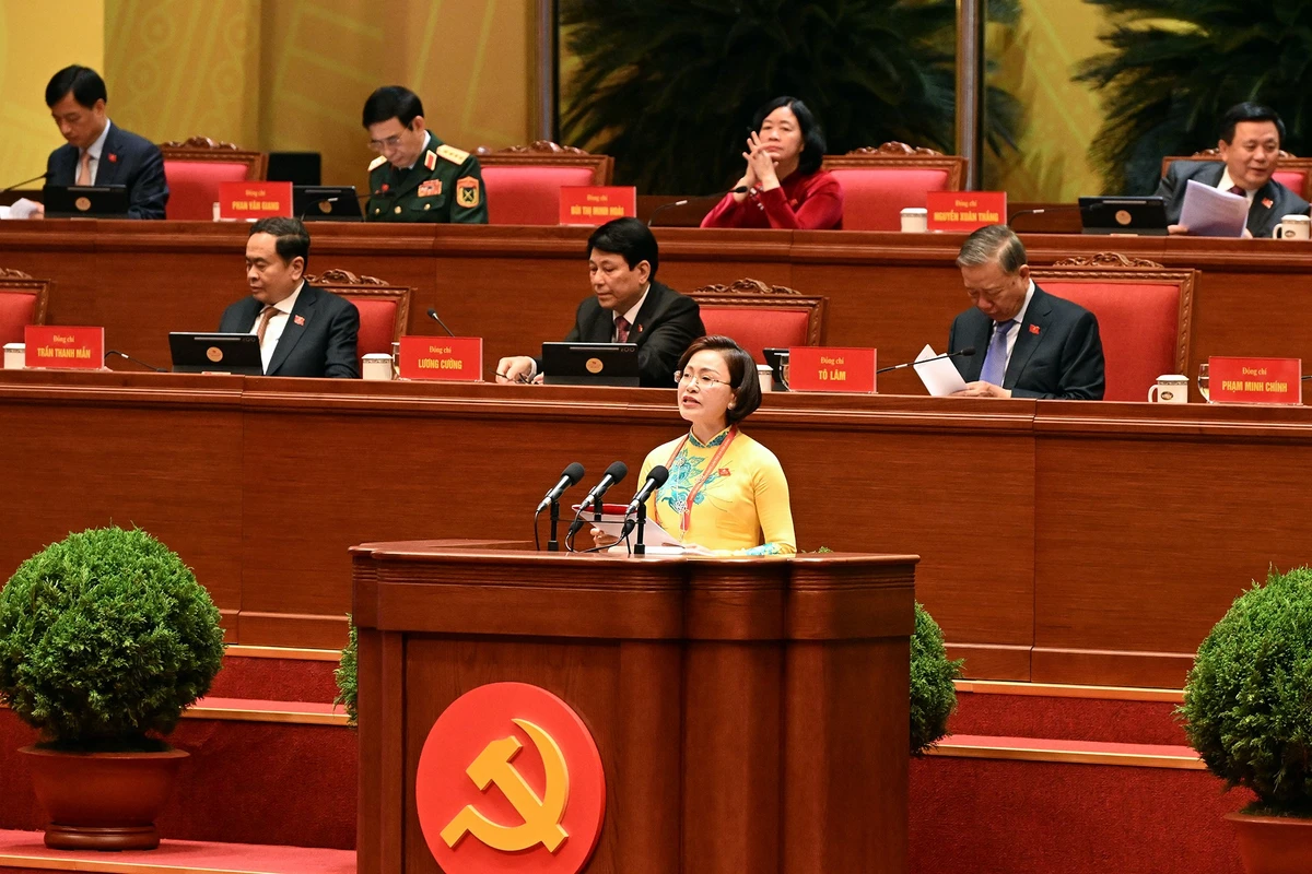 Đồng chí Trần Thị Thanh Thủy, Ủy viên Ban Thường vụ Tỉnh ủy, Bí thư Đảng ủy, Chủ tịch Hội đồng nhân dân phường Mỹ Hào, tỉnh Hưng Yên trình bày tham luận.