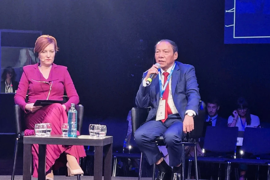 Quốc hiệu đầu tiên của Việt Nam là gì?