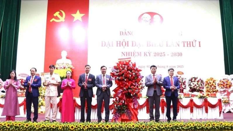 Lãnh đạo Thành ủy Huế tặng hoa chúc mừng Đại hội Đảng bộ xã Phú Vang. (Ảnh: nhandan.vn)