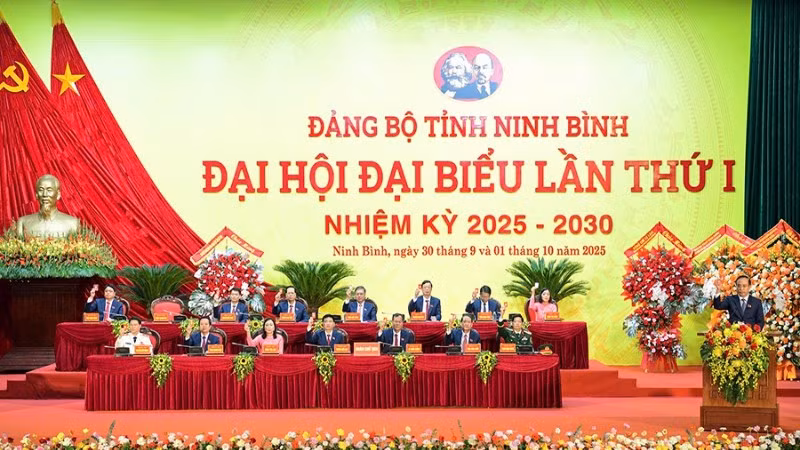 Đoàn Chủ tịch Đại hội.