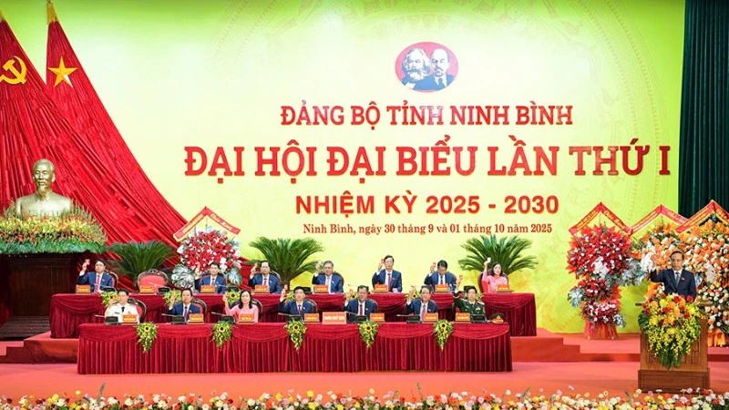 Đoàn Chủ tịch Đại hội.