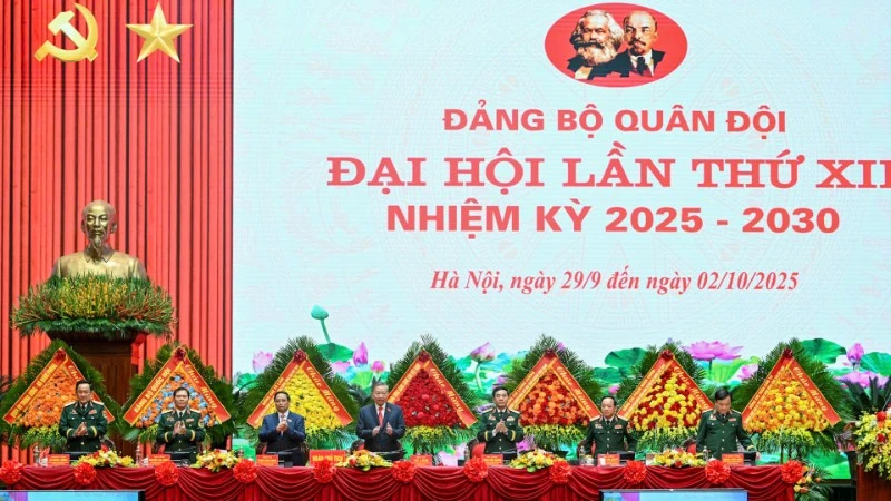 Đoàn Chủ tịch Đại hội đại biểu Đảng bộ Quân đội lần thứ XII. (Ảnh: DUY LINH)