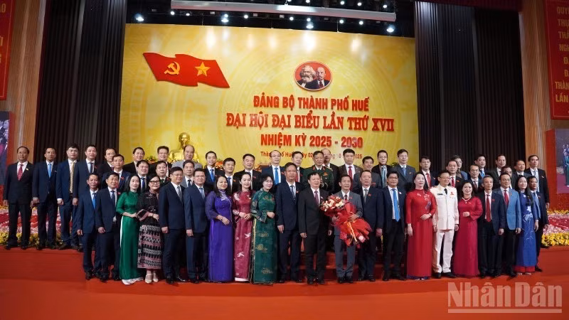 [Video] Ban Chấp hành Đảng bộ thành phố Huế khóa XVII ra mắt, nhận nhiệm vụ