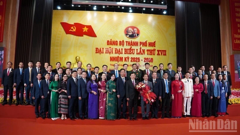 [Video] Ban Chấp hành Đảng bộ thành phố Huế khóa XVII ra mắt, nhận nhiệm vụ