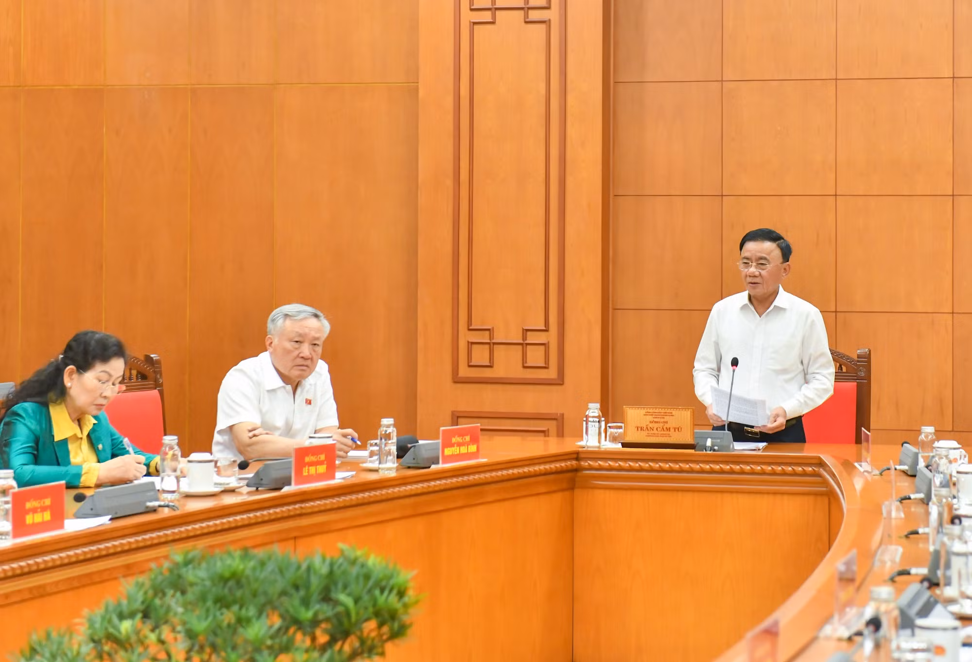 Thường trực Ban Bí thư Trần Cẩm Tú, Trưởng Ban Chỉ đạo phát biểu kết luận cuộc họp. (Ảnh: Duy Linh)