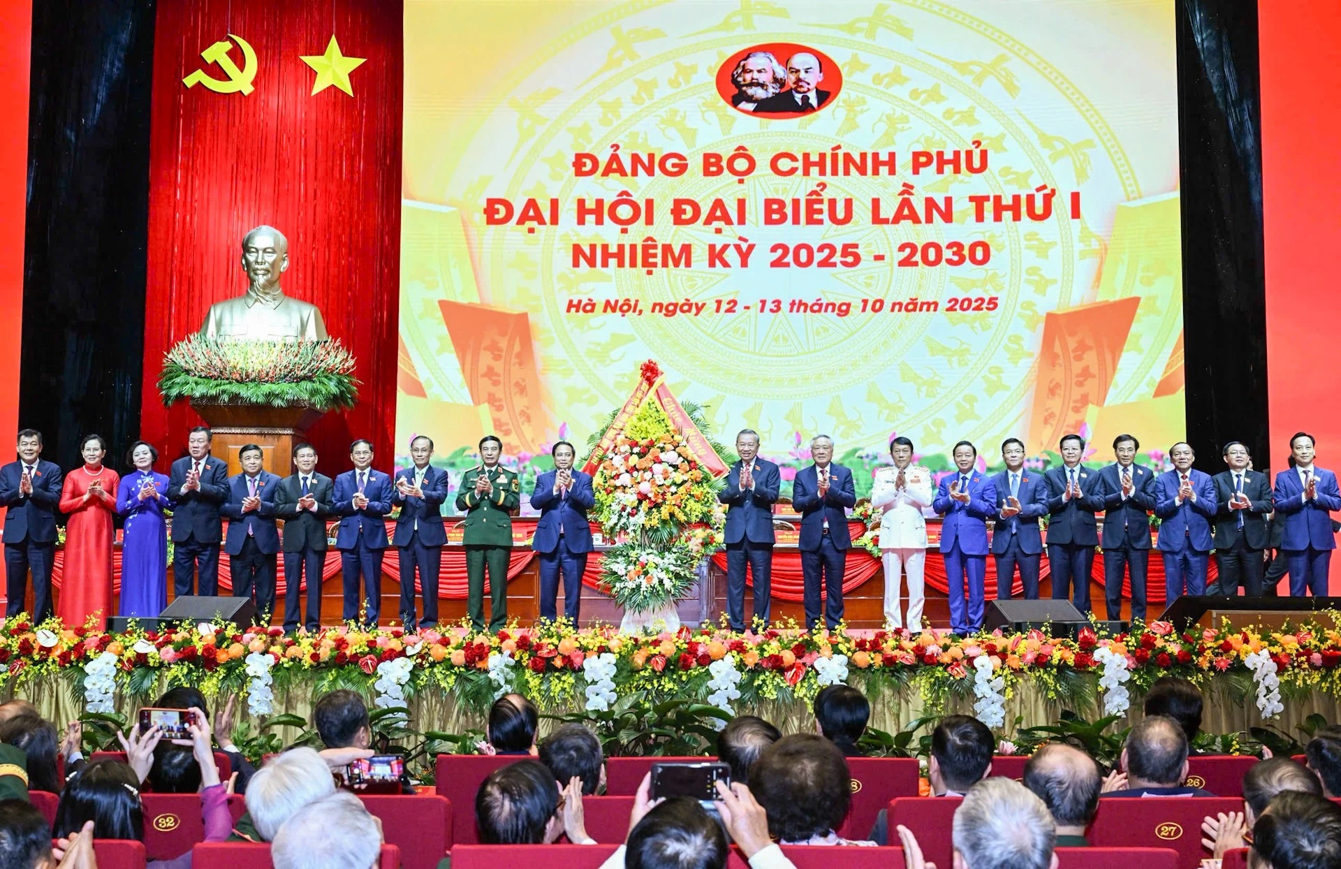 Tổng Bí thư Tô Lâm tặng hoa chúc mừng Đại hội Đảng bộ Chính phủ lần thứ I.