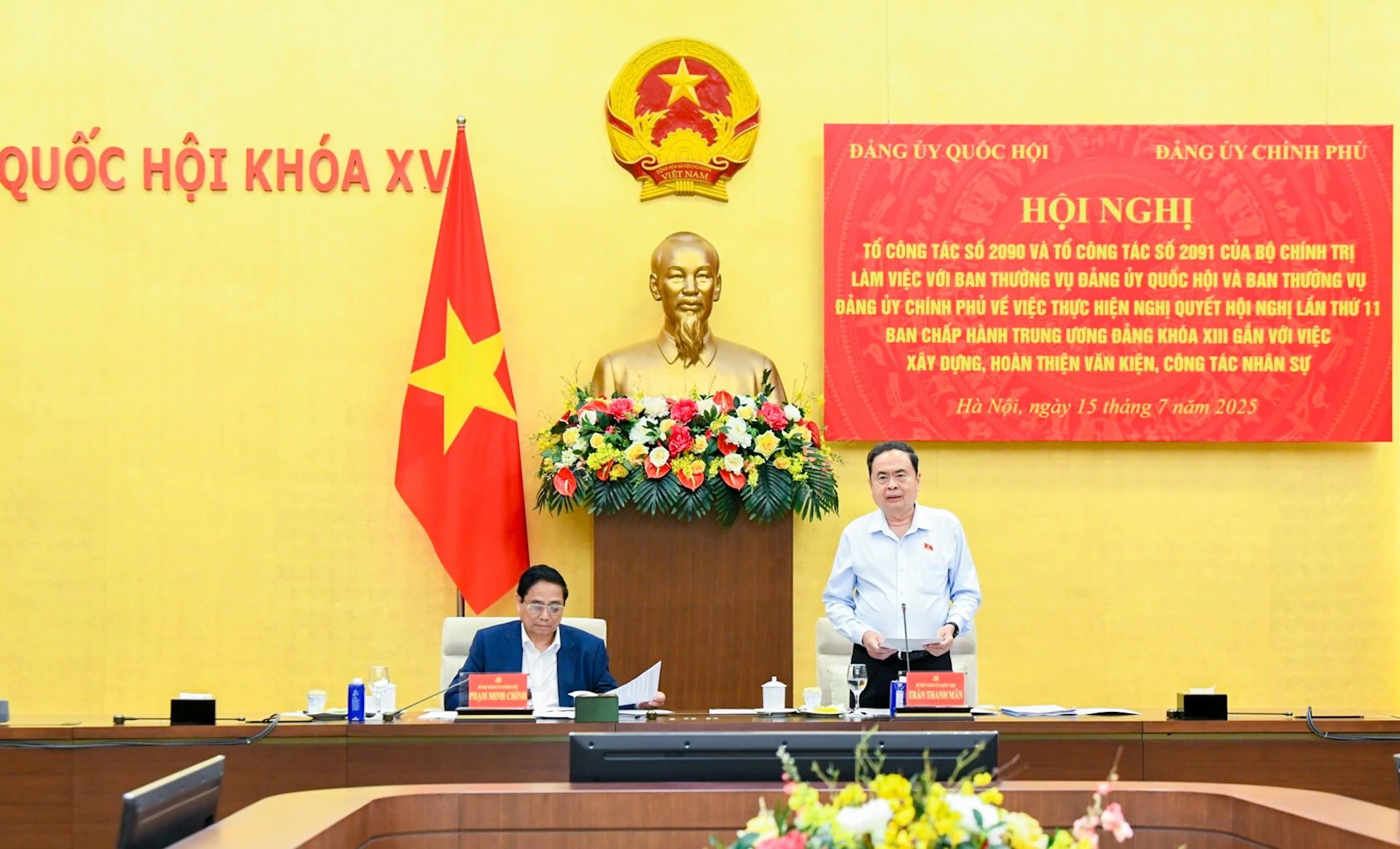 Bí thư Đảng ủy Chính phủ, Thủ tướng Chính phủ Phạm Minh Chính và Bí thư Đảng ủy Quốc hội, Chủ tịch Quốc hội Trần Thanh Mẫn đồng chủ trì hội nghị. 