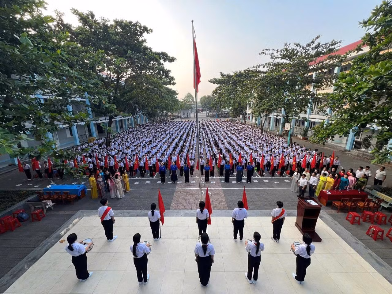 Hàng trăm đoàn viên, thanh niên Thành phố Hồ Chí Minh đồng loạt tổ chức lễ chào cờ trước khi diễn ra Lễ khai mạc Đại hội đại biểu toàn quốc lần thứ XIV của Đảng.