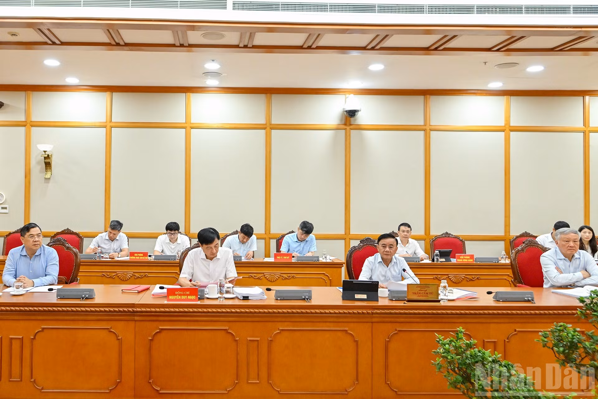 Thường trực Ban Bí thư Trần Cẩm Tú, Phó Thủ tướng Thường trực Nguyễn Hòa Bình, Chủ nhiệm Ủy ban Kiểm tra Trung ương Nguyễn Duy Ngọc, Chánh Văn phòng Trung ương Đảng Phạm Gia Túc cùng các đại biểu tại cuộc làm việc với Ban Thường vụ Tỉnh ủy Ninh Bình.
