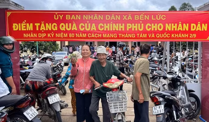 1to-chuc-trao-qua-tet-doc-lap-cho-nhan-dan-chao-mung-ky-niem-80-nam-quoc-khanh-nuoc-cong-hoa-xa-hoi-chu-nghia-viet-nam-291945-292025-voi-tong-kinh-phi-tren-58-ty-don.jpg