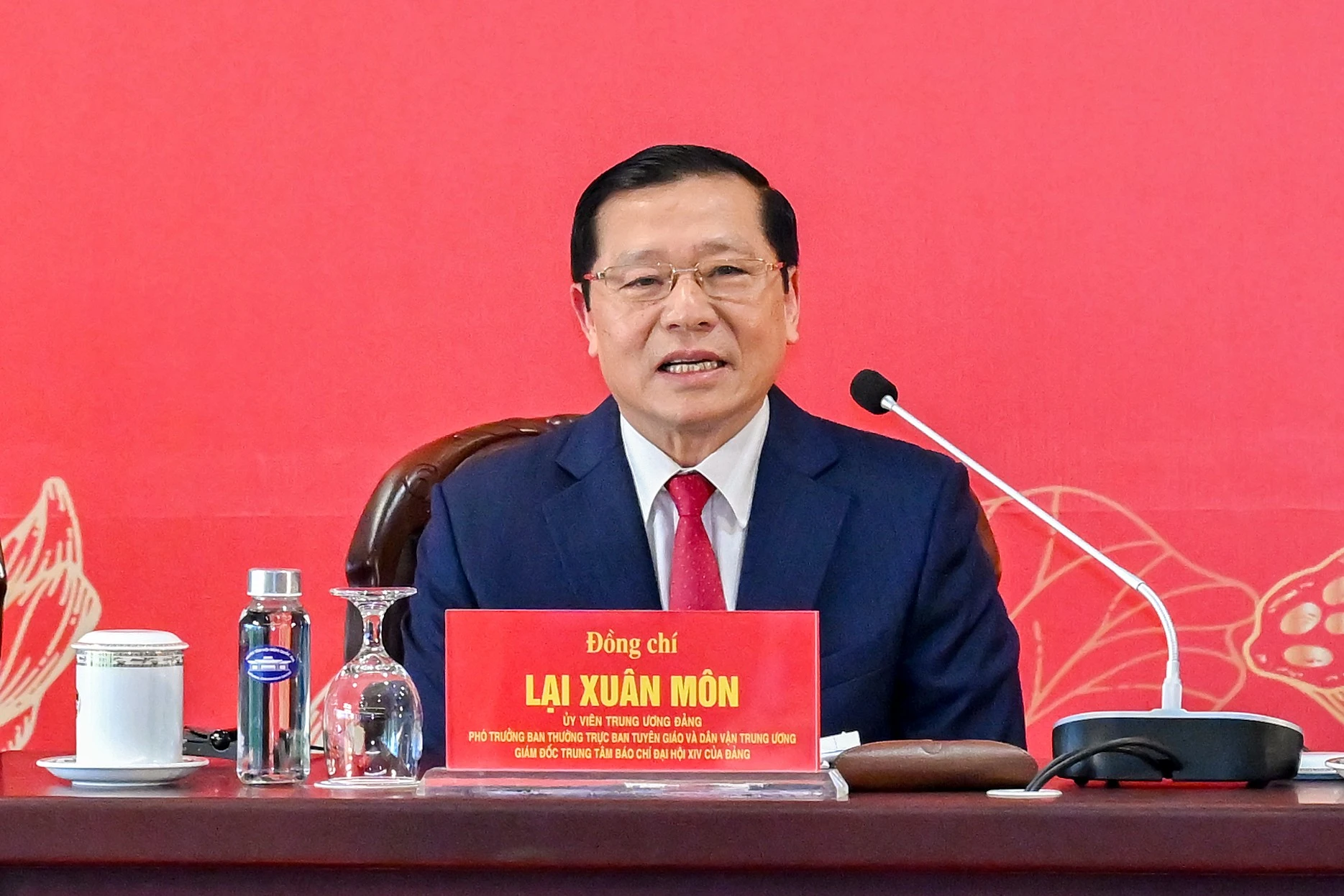 Phó Trưởng Ban Thường trực Ban Tuyên giáo và Dân vận Trung ương Lại Xuân Môn trả lời các cơ quan thông tấn báo chí tại Họp báo quốc tế về Đại hội đại biểu toàn quốc lần thứ XIV của Đảng, ngày 14/1/2026. (Ảnh THỦY NGUYÊN)