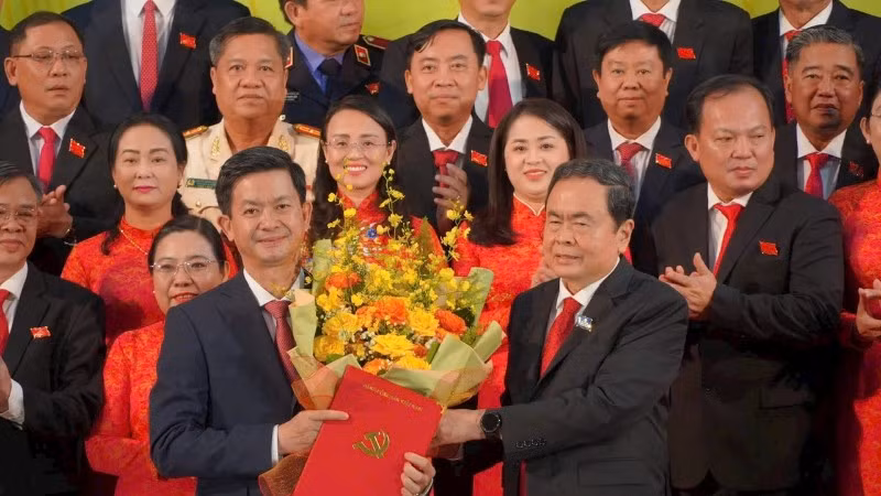 Chủ tịch Quốc hội Trần Thanh Mẫn trao hoa chúc mừng đồng chí Bí thư Thành ủy Cần Thơ Lê Quang Tùng. 