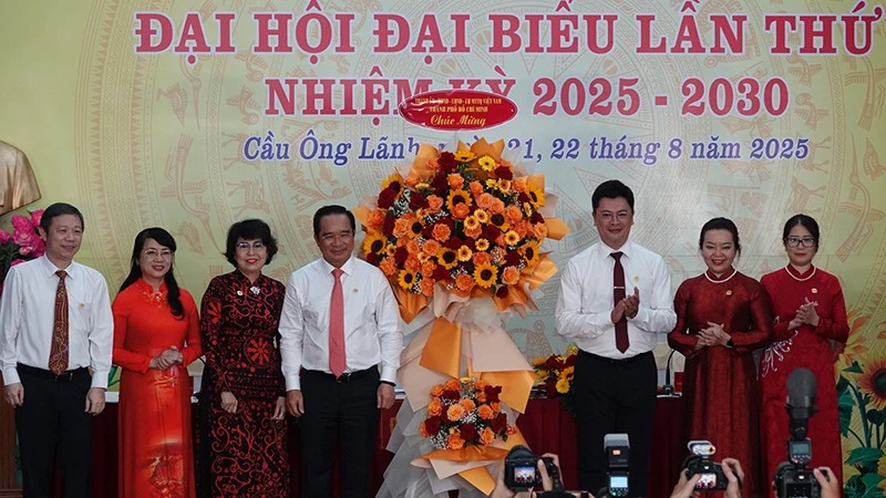 Thành ủy, Hội đồng nhân dân, Ủy ban nhân dân, Ủy ban Mặt trận Tổ quốc Việt Nam Thành phố Hồ Chí Minh tặng hoa chúc mừng Đại hội. (Ảnh: LINH BẢO)