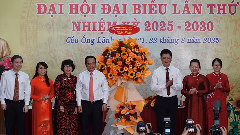 Thành ủy, Hội đồng nhân dân, Ủy ban nhân dân, Ủy ban Mặt trận Tổ quốc Việt Nam Thành phố Hồ Chí Minh tặng hoa chúc mừng Đại hội. (Ảnh: LINH BẢO)