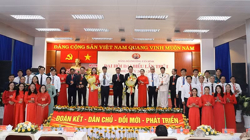 Ban chấp hành Đảng bộ phường Tân Bình nhiệm kỳ 2025 - 2030 ra mắt đại hội (ảnh Linh Bảo).