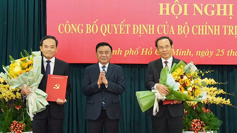 Đồng chí Trần Cẩm Tú, Ủy viên Bộ Chính trị, Thường trực Ban Bí thư tặng hoa chúc mừng đồng chí Nguyễn Văn Nên và đồng chí Trần Lưu Quang. 