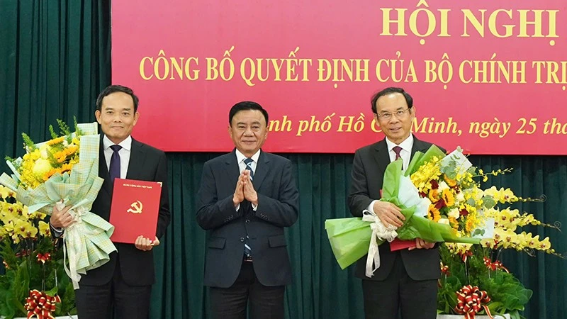 Đồng chí Trần Cẩm Tú, Ủy viên Bộ Chính trị, Thường trực Ban Bí thư tặng hoa chúc mừng đồng chí Nguyễn Văn Nên và đồng chí Trần Lưu Quang. 