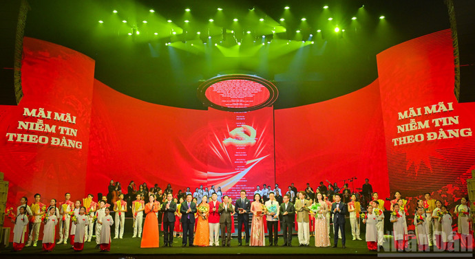 Các đồng chí lãnh đạo Đảng, Nhà nước chụp hình lưu niệm với các nghệ sĩ tham gia chương trình.