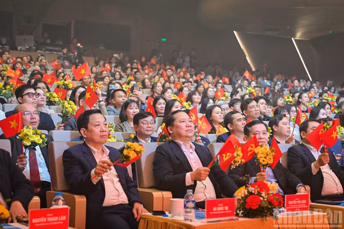 Các đại biểu cùng khán giả hòa nhịp với không khí, cảm xúc chương trình truyền tải.