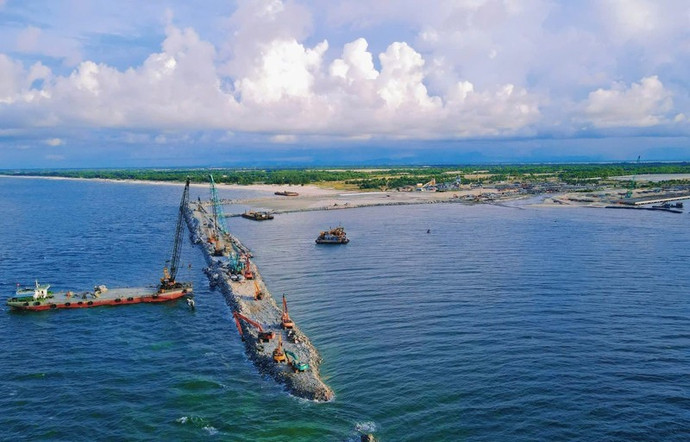 Một góc cảng nước sâu Mỹ Thủy đang thi công chuẩn bị đưa vào sử dụng ở Khu kinh tế Đông Nam Quảng Trị.