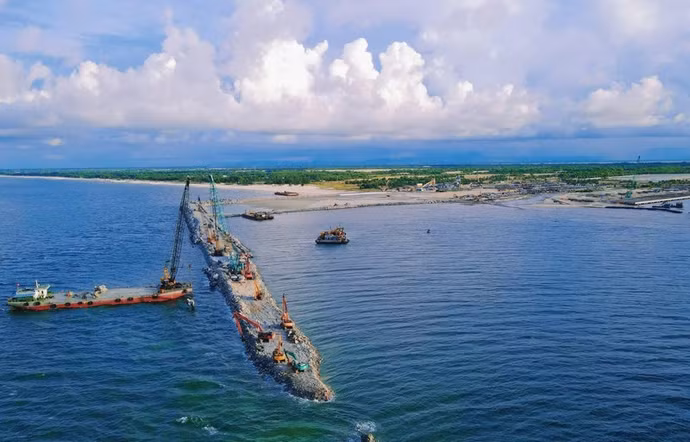 Một góc cảng nước sâu Mỹ Thủy đang thi công chuẩn bị đưa vào sử dụng ở Khu kinh tế Đông Nam Quảng Trị.
