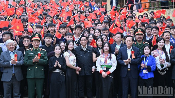 Thủ tướng Phạm Minh Chính, các đồng chí lãnh đạo với các cháu học sinh Trường Phổ thông Vùng cao Việt Bắc. (Ảnh: Trần Hải)