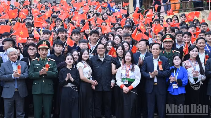 Thủ tướng Phạm Minh Chính, các đồng chí lãnh đạo với các cháu học sinh Trường Phổ thông Vùng cao Việt Bắc. (Ảnh: Trần Hải)