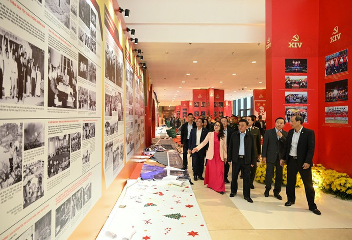 Thường trực Ban Bí thư Trần Cẩm Tú kiểm tra Khu trưng ảnh “Dưới cờ Đảng - đất nước tiến vào kỷ nguyên mới” do Thông tấn xã Việt Nam thực hiện. (Ảnh: DUY LINH)