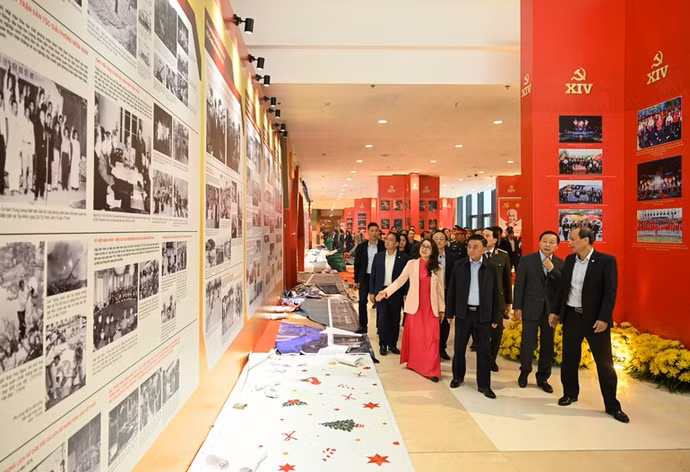 Thường trực Ban Bí thư Trần Cẩm Tú kiểm tra Khu trưng ảnh “Dưới cờ Đảng - đất nước tiến vào kỷ nguyên mới” do Thông tấn xã Việt Nam thực hiện. (Ảnh: DUY LINH)