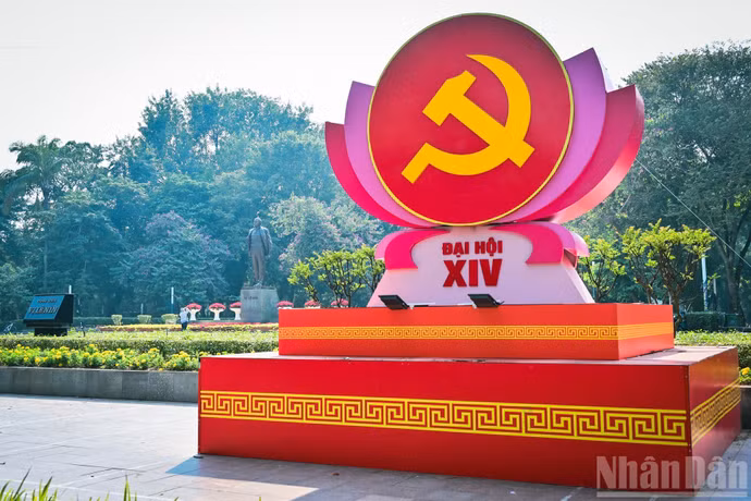 Biểu trưng lớn Đại hội lần thứ XIV của Đảng phía trước quảng trường Công viên V.I.Lê-nin.