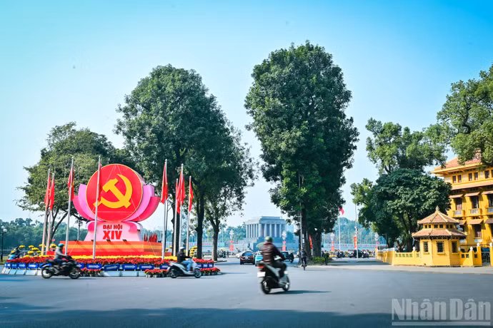 Tại nút giao Điện Biên Phủ-Độc Lập-Chu Văn An, các cụm trang trí với biểu tượng búa liềm của cờ Đảng và cờ Tổ quốc được bố trí hài hòa, trang trọng.