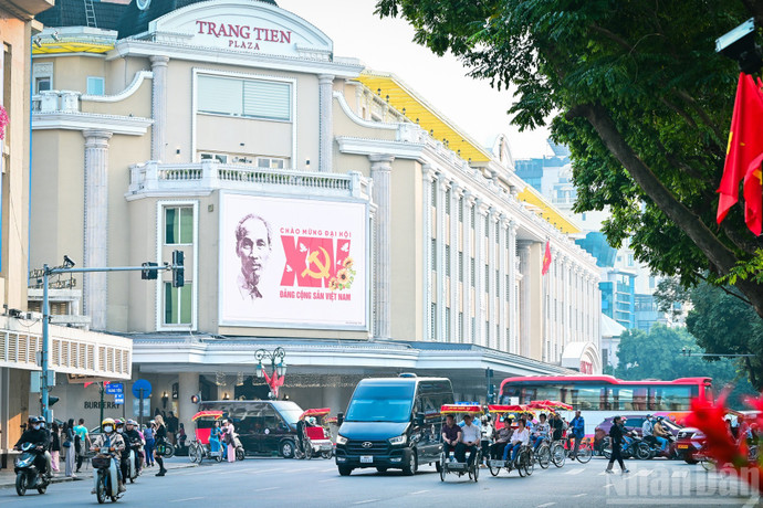 Màn hình LED khổ lớn đặt tại các tuyến phố trung tâm, các tòa nhà trung tâm thương mại lớn cũng trình chiếu hình ảnh, khẩu hiệu và những nội dung chào mừng Đại hội XIV của Đảng.