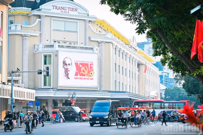 Màn hình LED khổ lớn đặt tại các tuyến phố trung tâm, các tòa nhà trung tâm thương mại lớn cũng trình chiếu hình ảnh, khẩu hiệu và những nội dung chào mừng Đại hội XIV của Đảng.