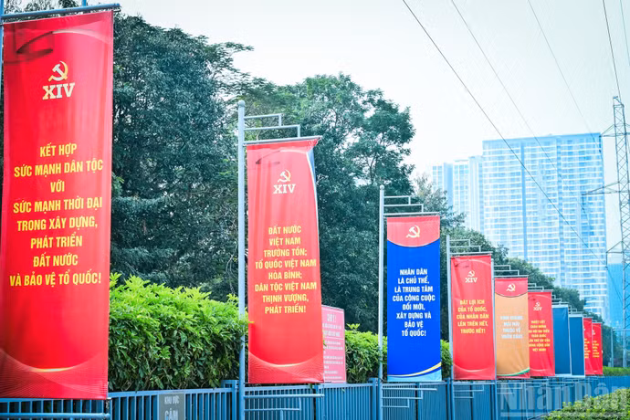 Các khẩu hiệu tuyên truyền với nội dung ngắn gọn, nêu bật chủ đề Đại hội XIV của Đảng được bố trí tại những vị trí dễ quan sát, đông người qua lại.