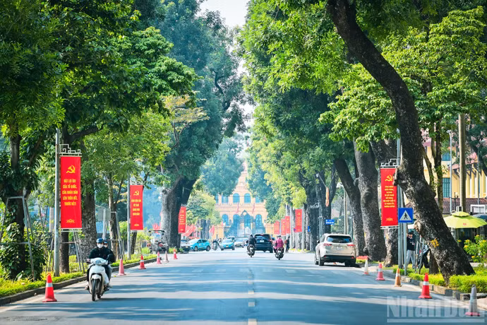 Dọc các tuyến phố, hệ thống pano, băng rôn, cờ Đảng, cờ Tổ quốc được lắp đặt ngay ngắn, đồng bộ, tạo nên không khí phấn khởi, trang nghiêm.